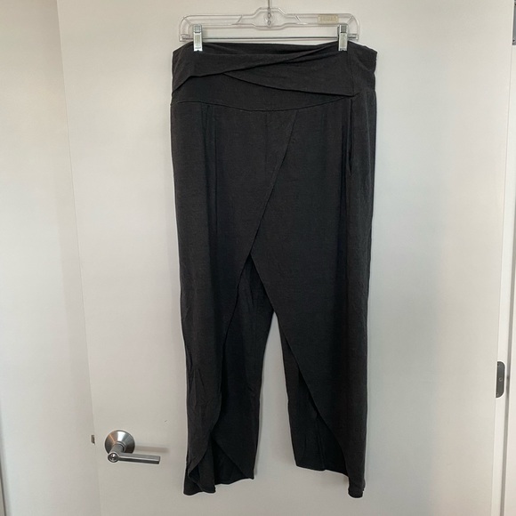 Athleta Pants - Altheta crop pants - super comfy!